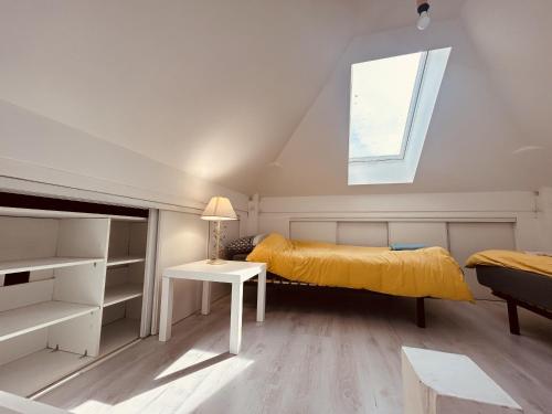 ein Schlafzimmer mit einem gelben Bett und einem Fenster in der Unterkunft LA MARIEFACTURE - Comme à la Montagne in Faulquemont