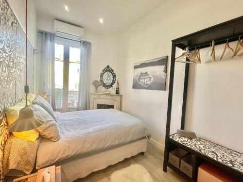 une chambre avec un lit et une horloge au mur dans l'établissement Casa Valfa à 200m du Palais, by Welcome to Cannes, à Cannes