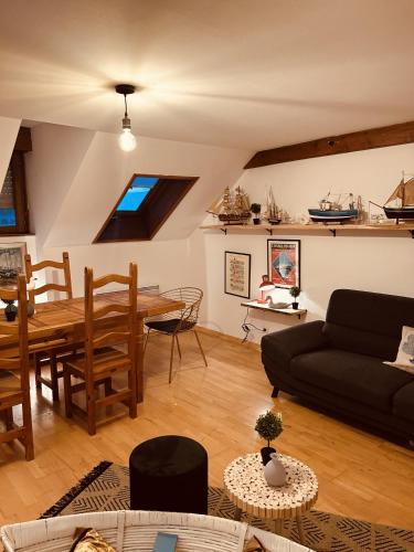 sala de estar con sofá y mesa en LA MARIEFACTURE - Comme un Bateau sur l'Eau, en Sarreguemines