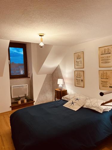Un dormitorio con una cama grande y una ventana en LA MARIEFACTURE - Comme un Bateau sur l'Eau en Sarreguemines