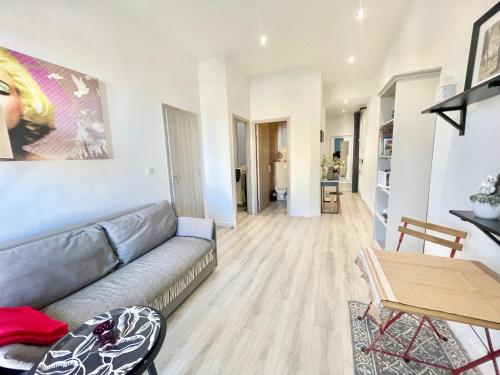 un salon avec un canapé et une table dans l'établissement Casa Valfa à 200m du Palais, by Welcome to Cannes, à Cannes