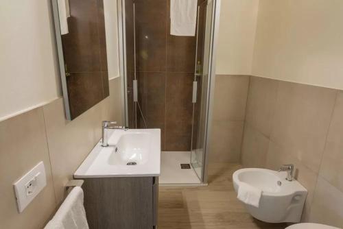 La salle de bains est pourvue d'un lavabo, d'une douche et de toilettes. dans l'établissement Tenuta da Rino - Agriturismo Barco Menti, à Vicence