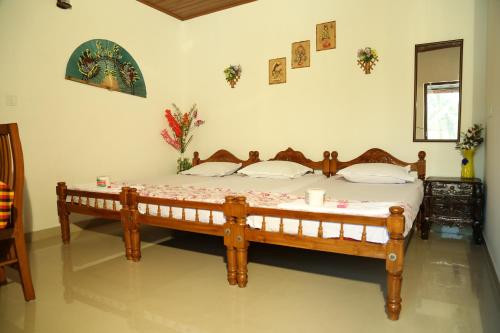 1 dormitorio con 1 cama grande de madera en una habitación en DreamCatcher Residency, en Kochi