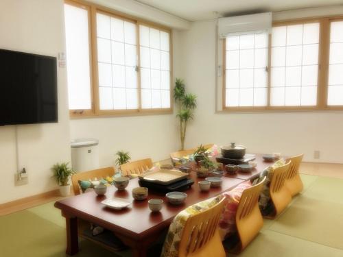 大阪市にある大阪西九条stay2 屋上BBQ可のリビングルーム(テーブル、椅子、テレビ付)