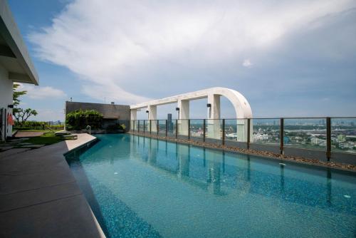 uma piscina no telhado de um edifício em Sukhumvit 48 BTS Phra khanong 1 Bedroom Apartment, Gym, Swimming pool em Banguecoque