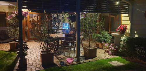 Κήπος έξω από το Blackburn Lake Bed and Breakfast