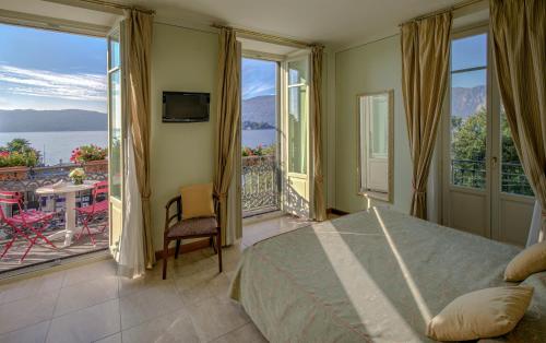 una camera con letto e un balcone con vista di Hotel Belvedere San Gottardo a Verbania