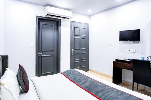 Televízia a/alebo spoločenská miestnosť v ubytovaní Family Rooms Inn - Shalimarbagh