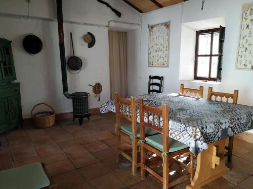 ein Esszimmer mit einem Tisch und Stühlen in einem Zimmer in der Unterkunft Casa Rural en Montellano (53km de Sevilla) in Montellano