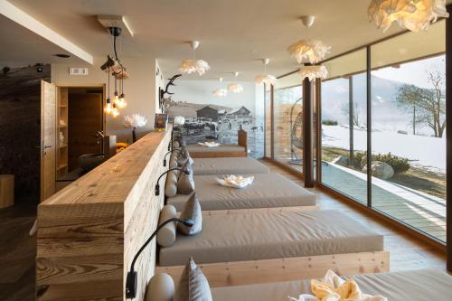 een kamer met een lange tafel met banken en ramen bij Leierhof Karlotta in Rodengo