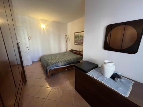 Kleines Zimmer mit einem Bett und einem TV in der Unterkunft Casa Vacanze Estate Al Mare in Tortolì
