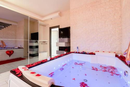 Ένα ή περισσότερα κρεβάτια σε δωμάτιο στο SuiteHouse - With Jacuzzi & All Comfort