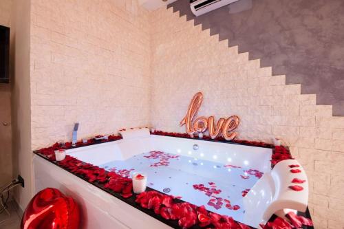 Φωτογραφία από το άλμπουμ του SuiteHouse - With Jacuzzi & All Comfort σε San Giorgio a Cremano