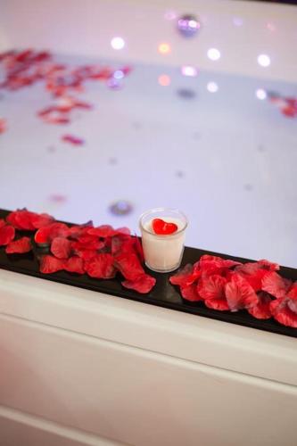 Φωτογραφία από το άλμπουμ του SuiteHouse - With Jacuzzi & All Comfort σε San Giorgio a Cremano