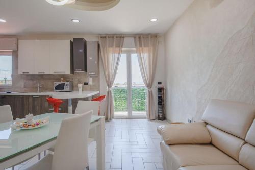 Il dispose d'une cuisine et d'un salon avec un canapé et une table. dans l'établissement SuiteHouse - Jacuzzi & Comfort, à San Giorgio a Cremano