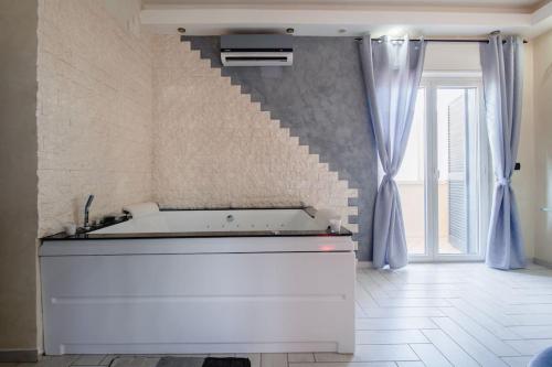 Φωτογραφία από το άλμπουμ του SuiteHouse - With Jacuzzi & All Comfort σε San Giorgio a Cremano