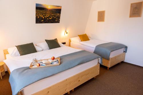 Habitación de hotel con 2 camas y bandeja de comida en Hotel Rehavital en Jablonec nad Nisou