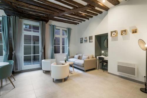 un salon avec un canapé et une table dans l'établissement Studio 4pers with Terrace#La Sorbonne#Panthéon, à Paris