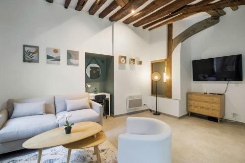 un salon avec un canapé, une table et une télévision dans l'établissement Studio 4pers with Terrace#La Sorbonne#Panthéon, à Paris