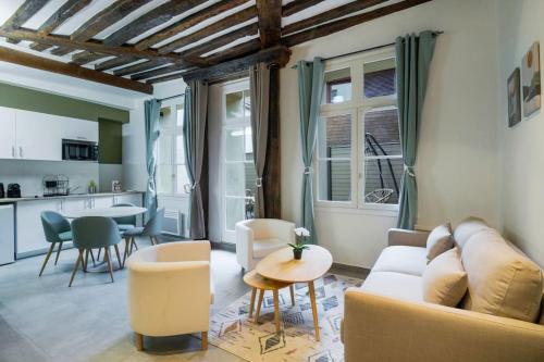 un salon avec un canapé et une table dans l'établissement Studio 4pers with Terrace#La Sorbonne#Panthéon, à Paris