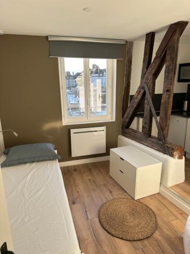 1 dormitorio con cama, ventana y espejo en London Pub Brasserie en Évreux