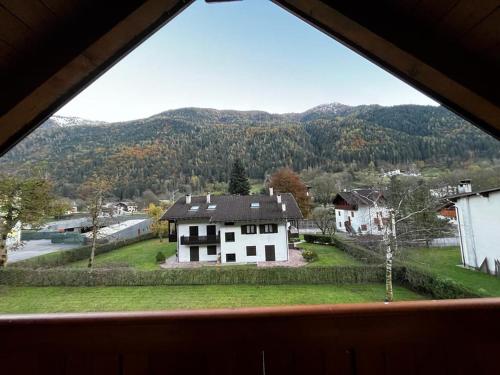 una finestra con vista su una casa bianca di "Fresia" Cottage Turistico a Fisto a Spiazzo