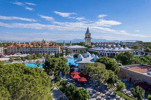 拉瑞的住宿－Swandor Hotels & Resorts - Topkapi Palace，享有带游泳池的度假村的空中景致