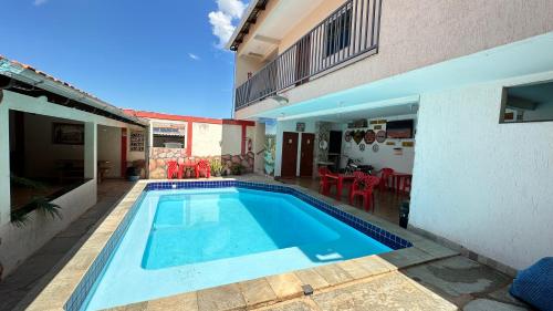 uma piscina no quintal de uma casa em Pousada Caminho das Cachoeiras Pirenopolis em Pirenópolis