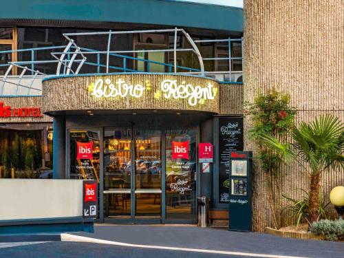 una tienda con un cartel en la parte delantera de un edificio en ibis Tours Centre Gare, en Tours