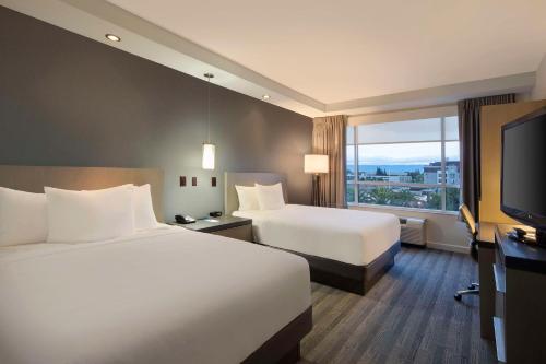 um quarto de hotel com duas camas e uma televisão de ecrã plano em Hyatt House San Jose-Silicon Valley em San José