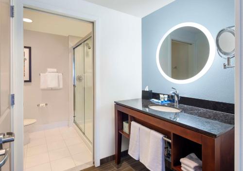 Hyatt House San Jose-Silicon Valley في سان خوسيه: حمام مع حوض ومرآة