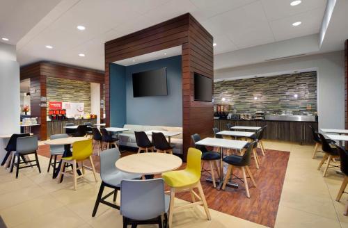 Un restaurante con mesas y sillas y un bar. en Hyatt House San Jose-Silicon Valley, en San José