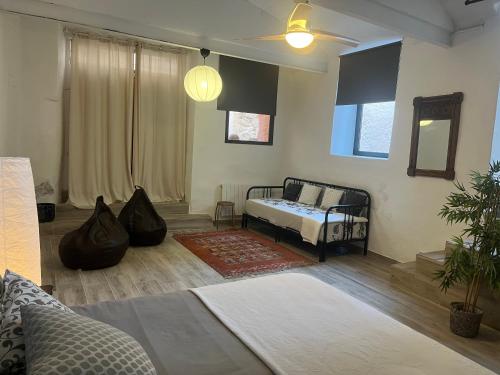 1 dormitorio con cama y espejo en Costa Maresme, Barcelona ,Valentinos House & Pool, en Vilassar de Dalt