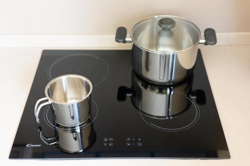 Příslušenství pro přípravu čaje a kávy v ubytování Dimora Amelia Luxury Apartments