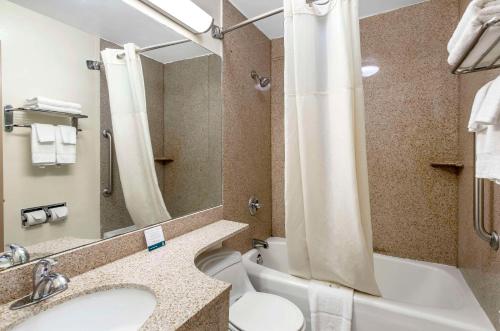 La salle de bains est pourvue de toilettes, d'un lavabo et d'une baignoire. dans l'établissement Quality Inn, à Waynesboro