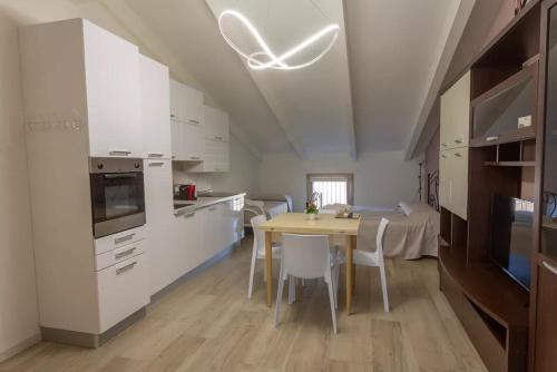 - une cuisine avec une table et des chaises dans la chambre dans l'établissement Tenuta da Rino - Agriturismo Barco Menti, à Vicence