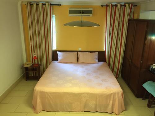 a bedroom with a white bed in a room at La Pointe Villas in Pointe aux Cannoniers