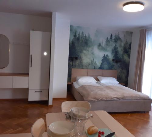 een slaapkamer met een bed met een schilderij aan de muur bij Apartament Szklar-Ski in Szklarska Poręba