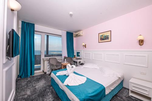 a hotel room with a bed and a window at Hotel Parc in Mamaia