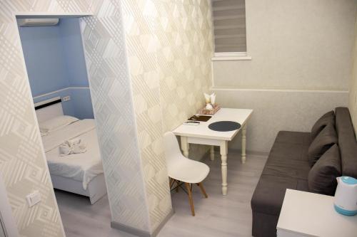 Habitación pequeña con mesa y cama en AG Hotel, en Almaty