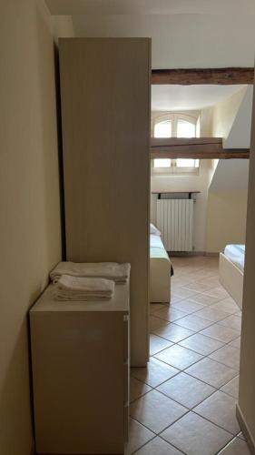 ein Zimmer mit 2 Betten und ein Zimmer mit einem Bett in der Unterkunft A pochi passi dal centro in Novara