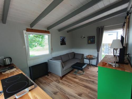 landhaus-krk في Batomalj: غرفة معيشة مع أريكة وطاولة