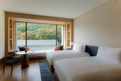 Postel nebo postele na pokoji v ubytování ROKU KYOTO, LXR Hotels & Resorts