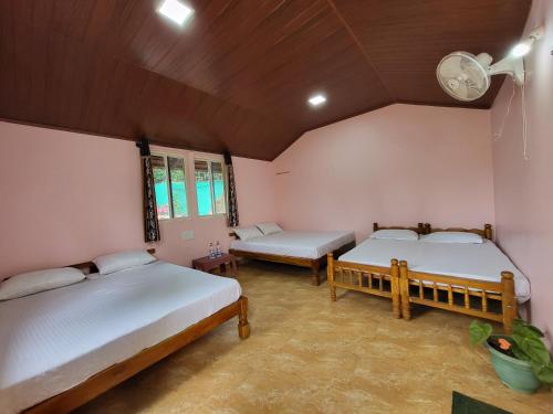 Ένα ή περισσότερα κρεβάτια σε δωμάτιο στο CoffeeINN Homestay - Water Activities, Jeep Ride, Home Food