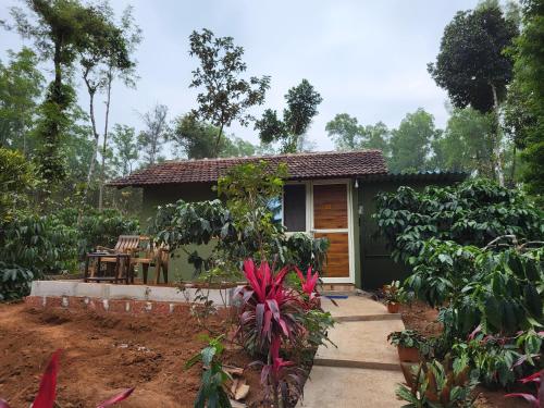 Κήπος έξω από το CoffeeINN Homestay - Water Activities, Jeep Ride, Home Food