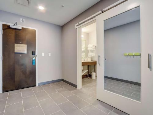 a pivot door in a room with a walk in closet at Hampton Inn & Suites Cincinnati Midtown Rookwood in Cincinnati