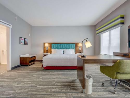 Habitación de hotel con cama y escritorio en Hampton Inn & Suites Cincinnati Midtown Rookwood en Cincinnati