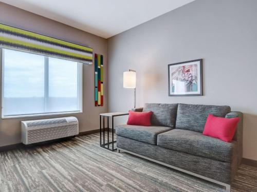 a living room with a couch and a window at Hampton Inn & Suites Cincinnati Midtown Rookwood in Cincinnati