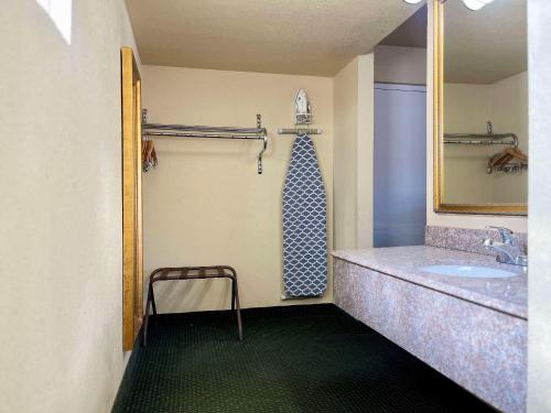 ein Badezimmer mit einem Waschbecken und einer Krawatte auf der Theke in der Unterkunft Econo Lodge Del Rio in Del Rio
