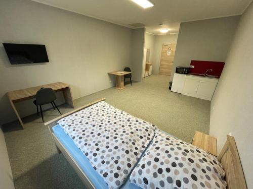Habitación vacía con cama y escritorio en GPHotel/Boardinghaus, en Leverkusen